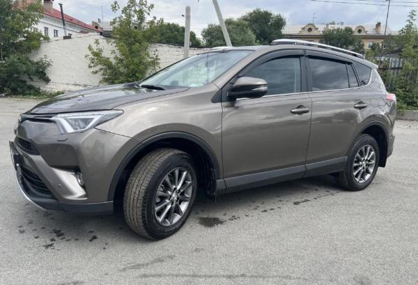 Toyota RAV4, 2017 год выпуска с двигателем Бензин, 2 650 000 RUB в г. Челябинск