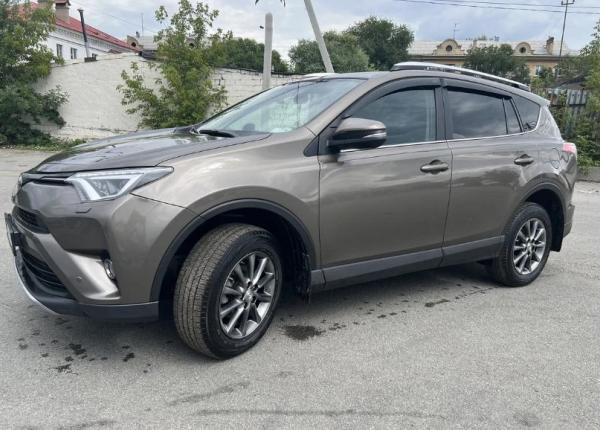 Toyota RAV4, 2017 год выпуска с двигателем Бензин, 2 650 000 RUB в г. Челябинск