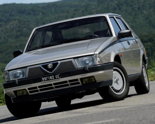 Фото Alfa Romeo 75 I Седан