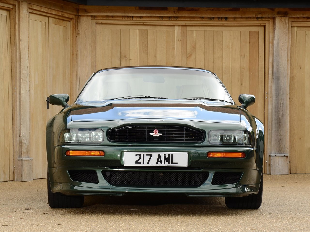 Фото Aston Martin V8 Vantage II