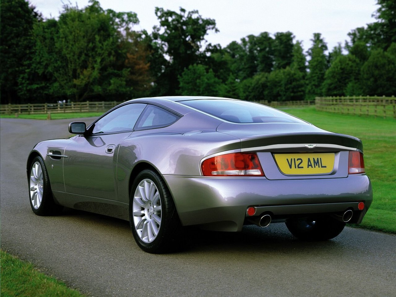 Фото Aston Martin Vanquish I