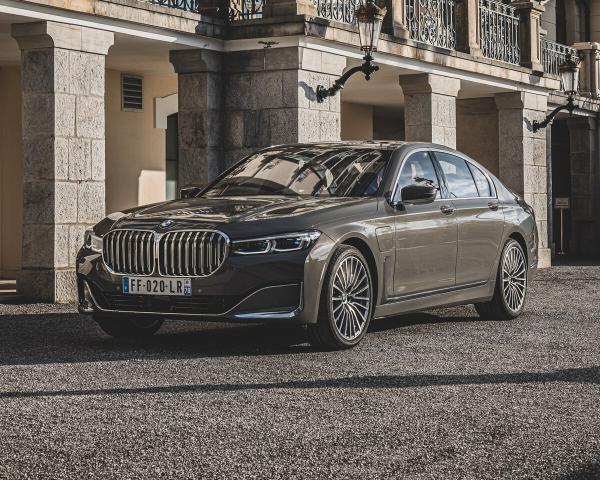 Фото BMW 7 серия VI (G11/G12) Рестайлинг Седан