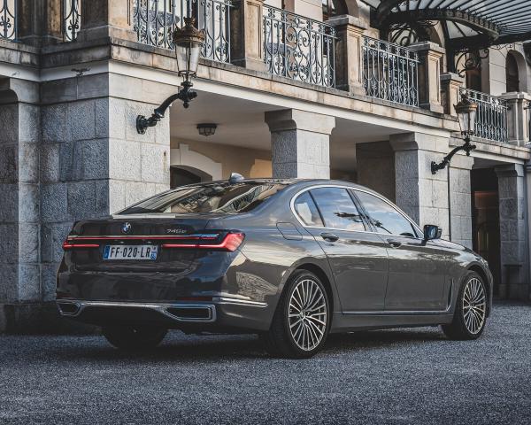 Фото BMW 7 серия VI (G11/G12) Рестайлинг Седан