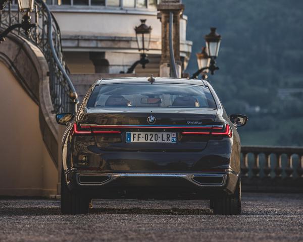 Фото BMW 7 серия VI (G11/G12) Рестайлинг Седан