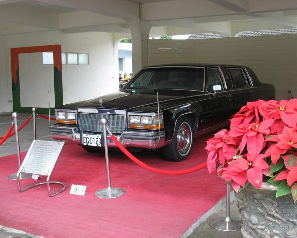 Фото Cadillac Fleetwood Limousine Седан