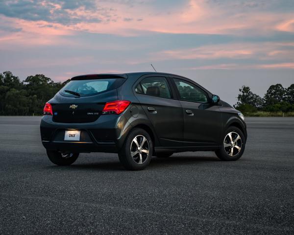 Фото Chevrolet Onix I Рестайлинг Хэтчбек 5 дв.