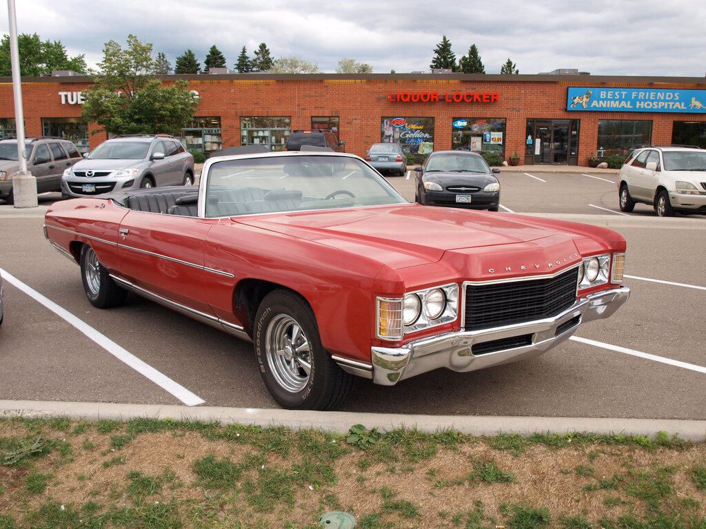 Chevrolet Impala красная