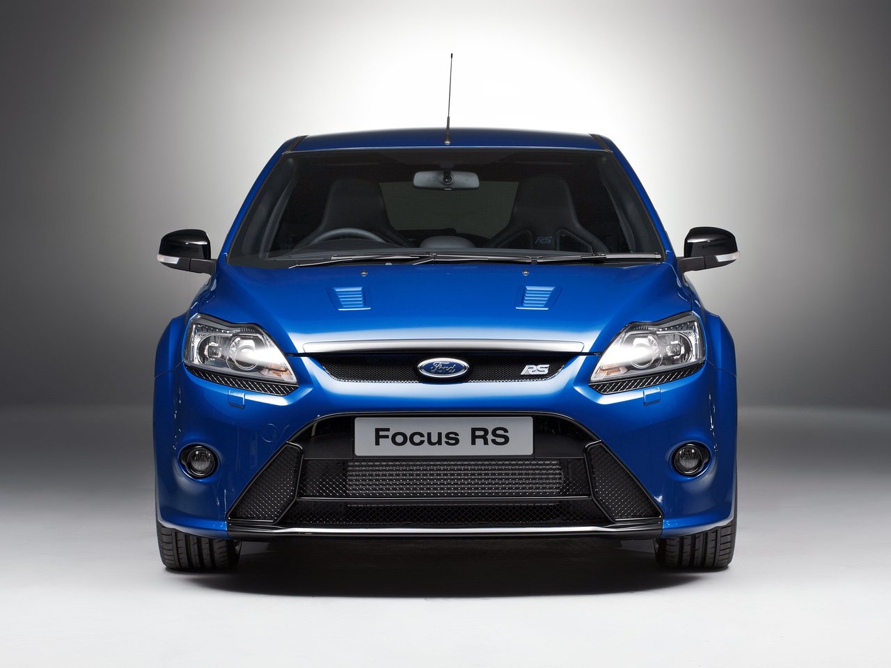 Характеристики 2.5 MT Бензин, Передний привод, Механика, 305 л.с. Ford  Focus RS 2 поколение 2009 - 2011, Хэтчбек 3 дв.