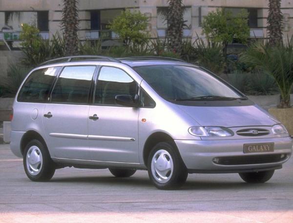 Сравнение Ford Galaxy и Mitsubishi L300