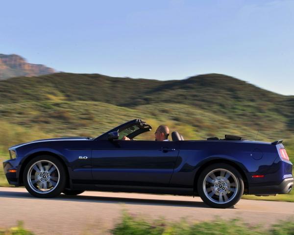 Фото Ford Mustang V Рестайлинг Кабриолет