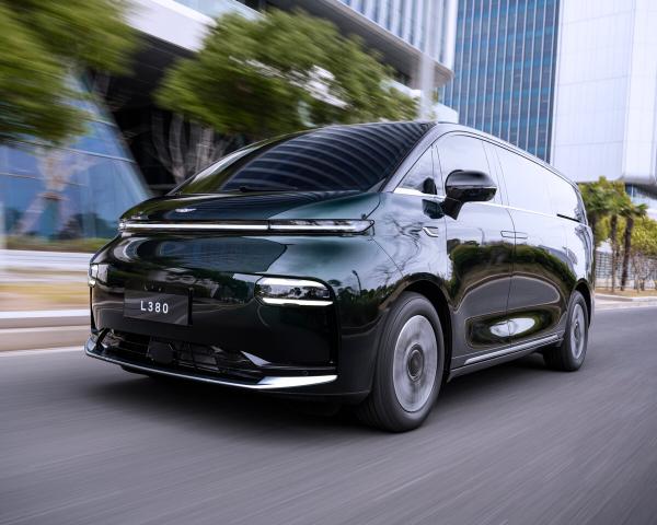 Фото Geely Galaxy LEVC L380 I Минивэн