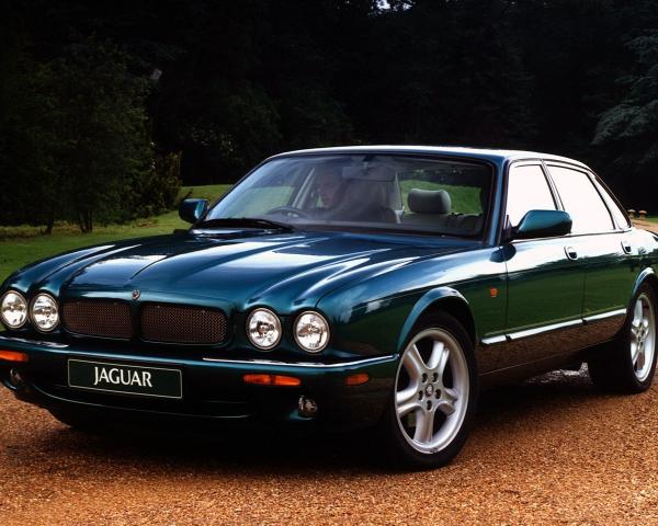 Фото Jaguar XJR II (X300) Седан