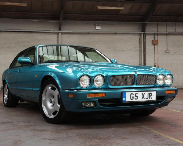 Фото Jaguar XJR II (X300) Седан