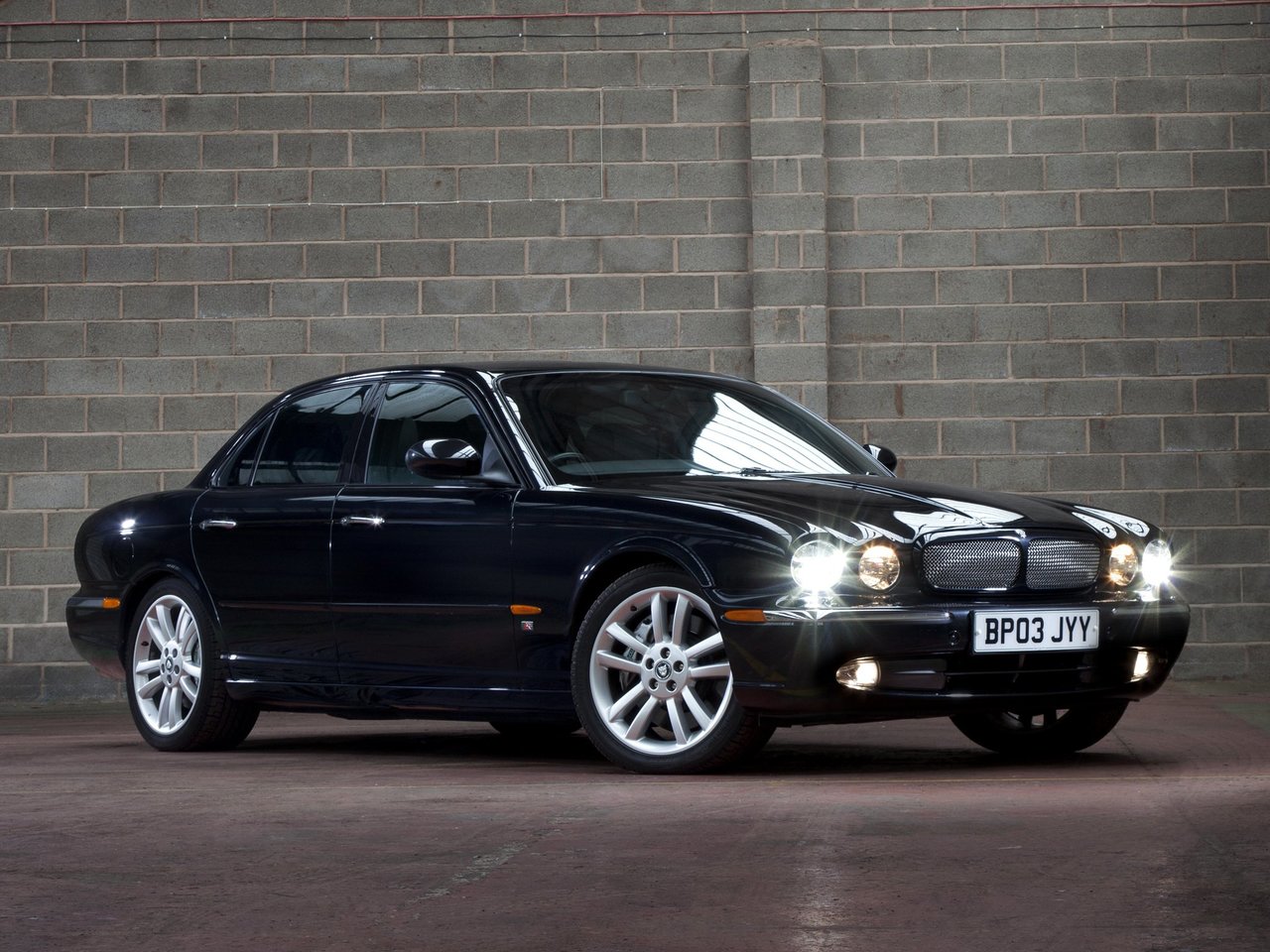 Фото Jaguar XJR III (X350)