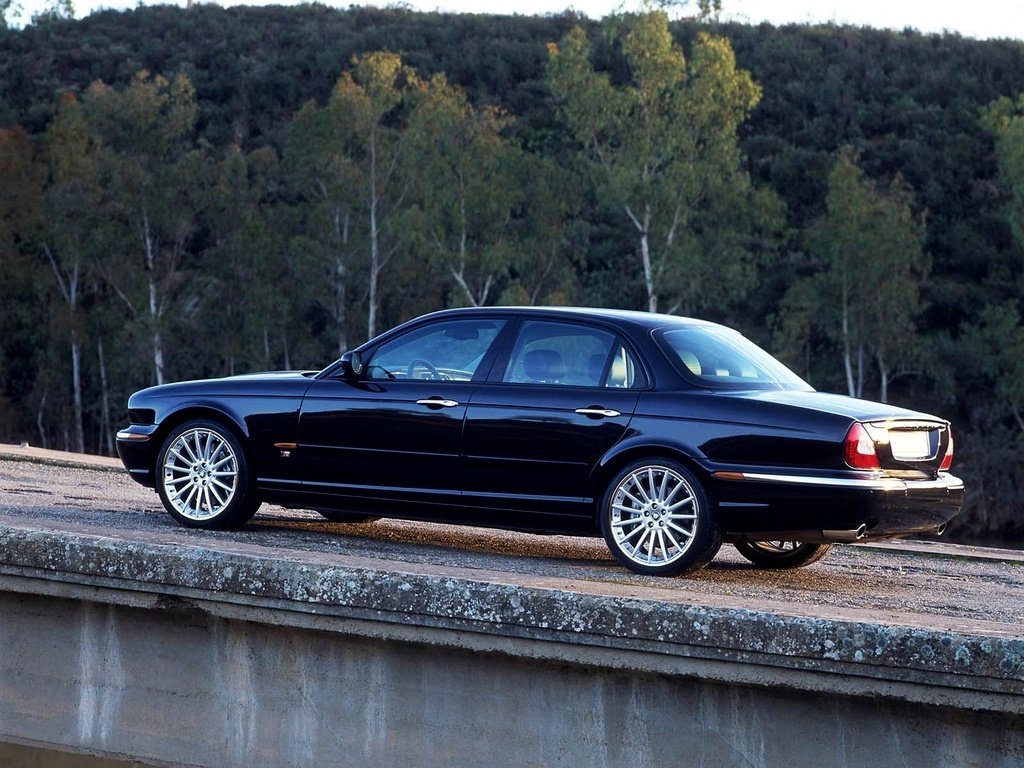 Фото Jaguar XJR III (X350)