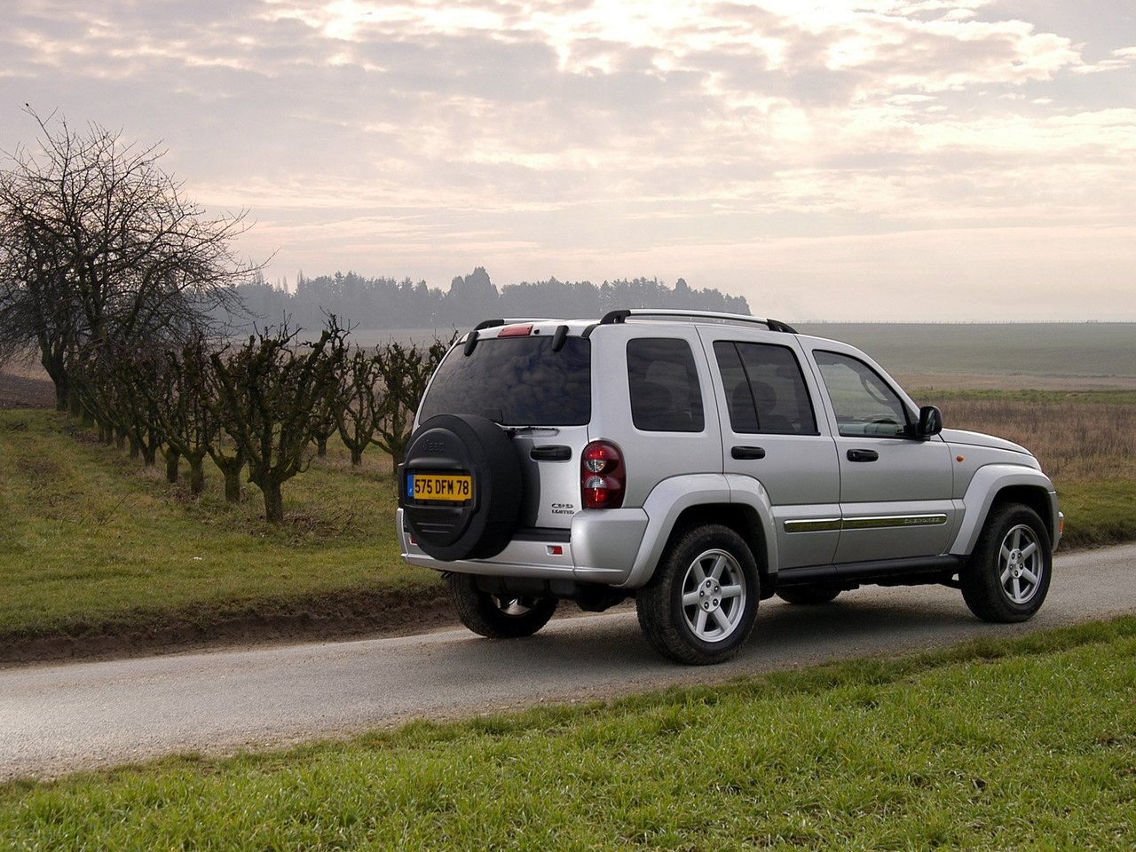 Фото Jeep Cherokee III (KJ) Рестайлинг