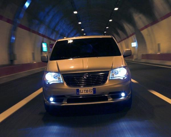 Фото Lancia Voyager I Минивэн