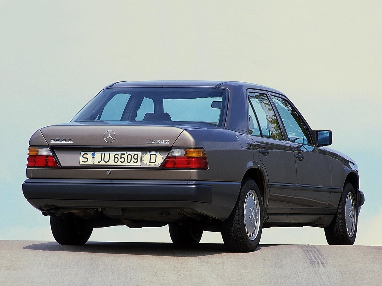 Характеристики 3.2 MT Бензин, Полный привод, Механика, 220 л.с.  Mercedes-Benz W124 1 поколение 1984 - 1993, Седан