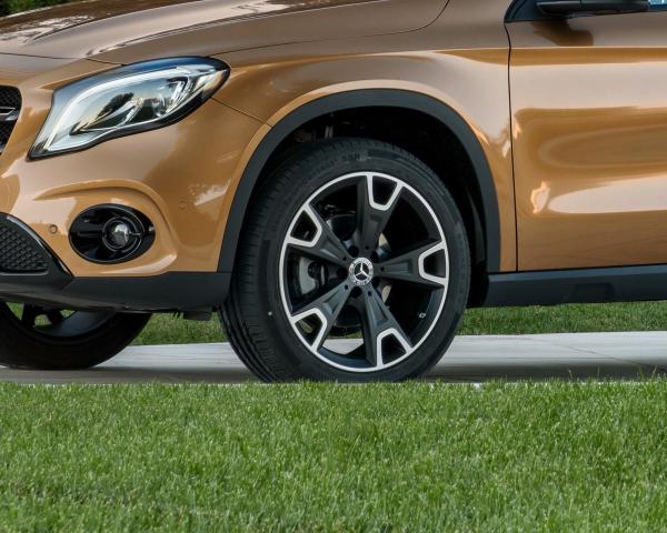 Фото Mercedes-Benz GLA I (X156) Рестайлинг Внедорожник 5 дв.