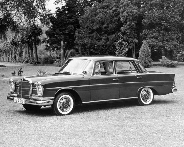 Фото Mercedes-Benz W111 I Седан