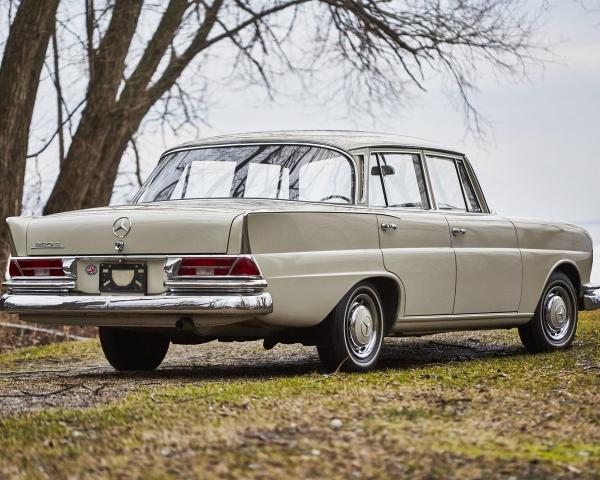 Фото Mercedes-Benz W111 I Седан