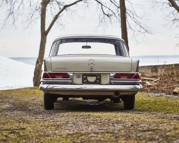 Фото Mercedes-Benz W111 I Седан