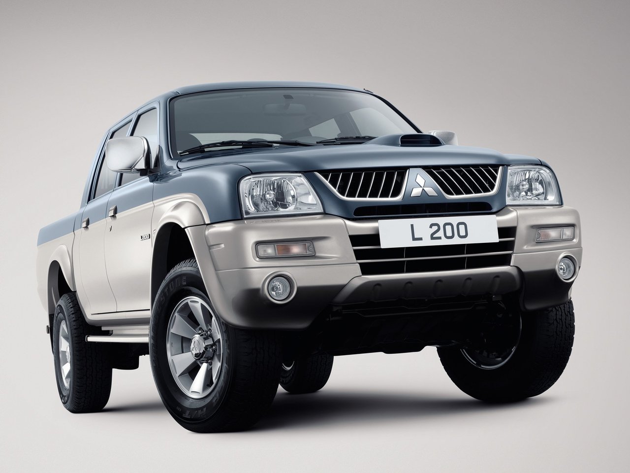 Характеристики 2.4 MT Бензин, Полный привод, Механика, 132 л.с. Mitsubishi  L200 3 поколение Рестайлинг 2004 - 2006, Пикап Двойная кабина