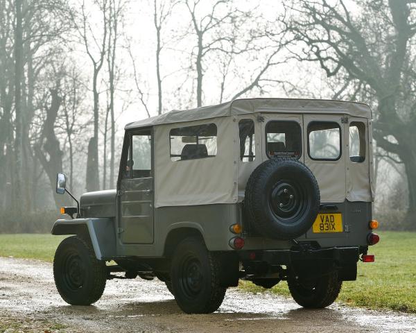 Фото Mitsubishi Jeep J I Внедорожник 3 дв.