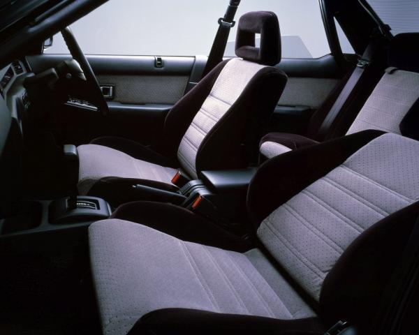 Фото Nissan Bluebird IX (U12) Седан