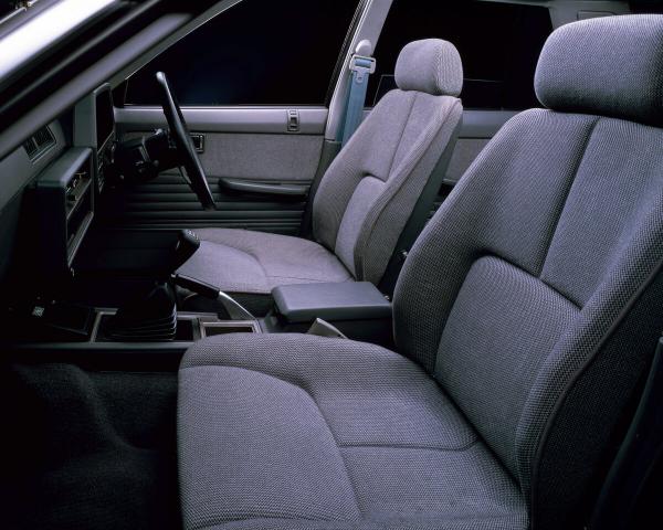 Фото Nissan Skyline VI (R30) Седан