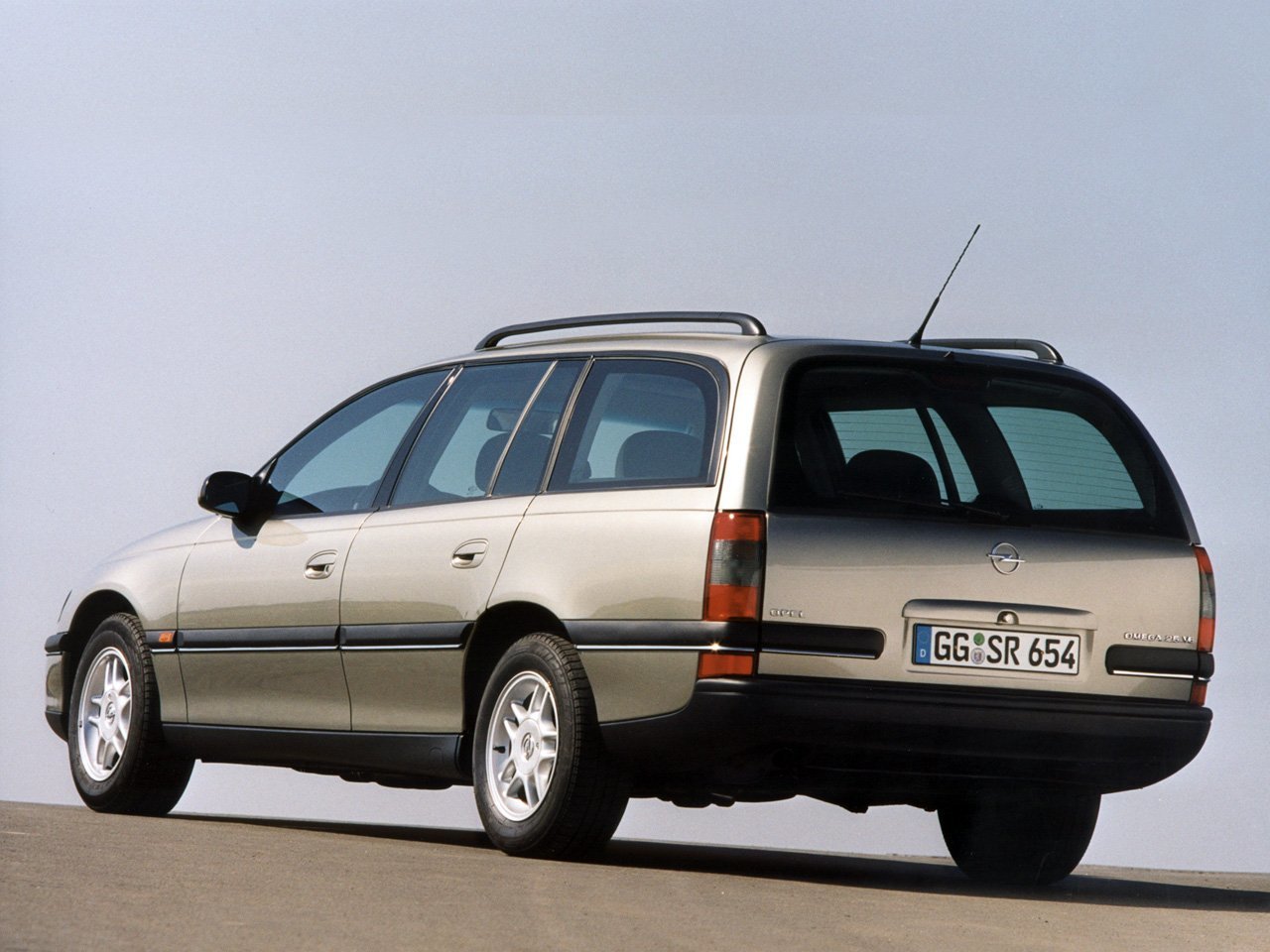 Характеристики 3.0 AT Бензин, Задний привод, Автомат, 211 л.с. Opel Omega  1994 - 1999, Универсал 5 дв.