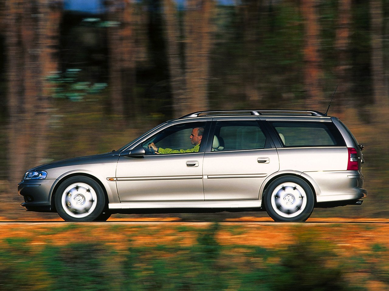 Характеристики 1.6 AT Бензин, Передний привод, Автомат, 100 л.с. Opel Vectra  1995 - 2000, Универсал 5 дв.