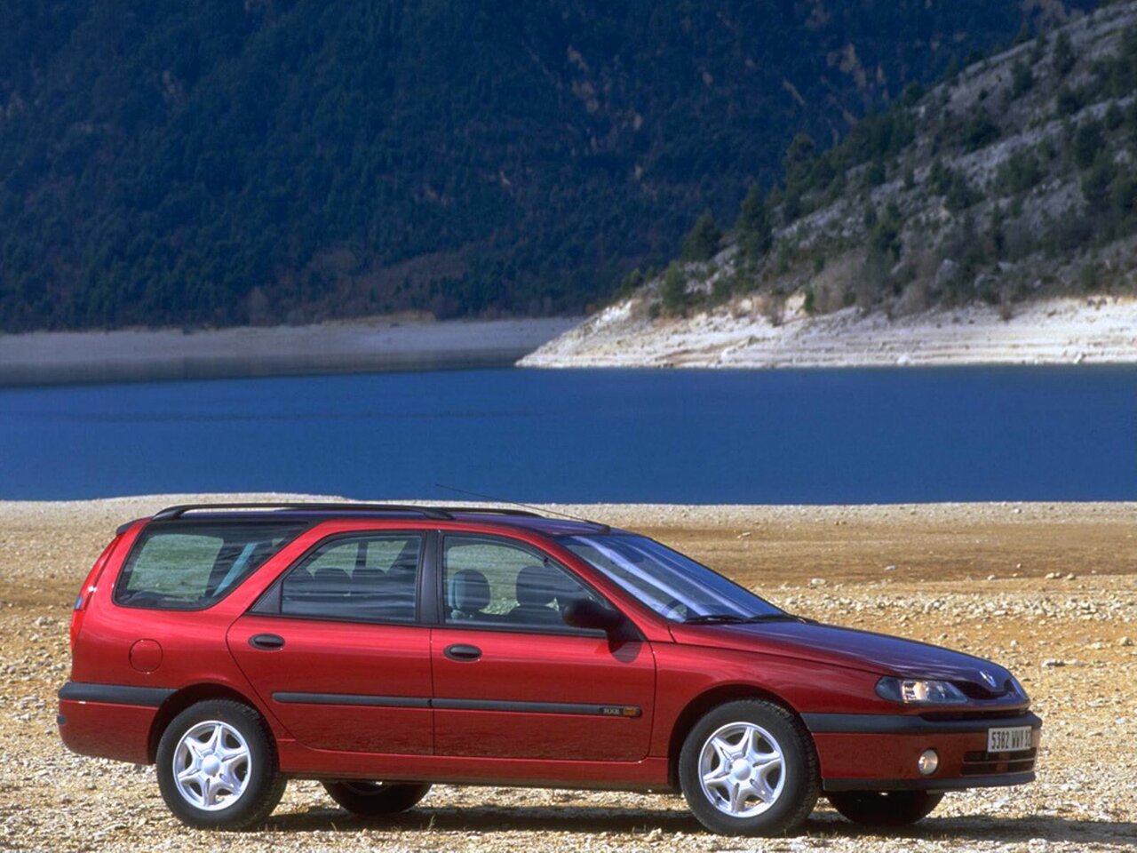 Характеристики 2.0 MT Бензин, Передний привод, Механика, 139 л.с. Renault  Laguna 1 поколение 1993 - 2001, Универсал 5 дв.