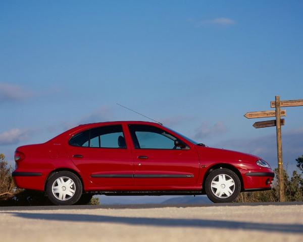 Фото Renault Megane I Рестайлинг Седан