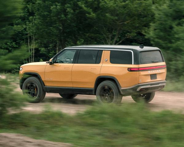 Фото Rivian R1S I Внедорожник 5 дв.