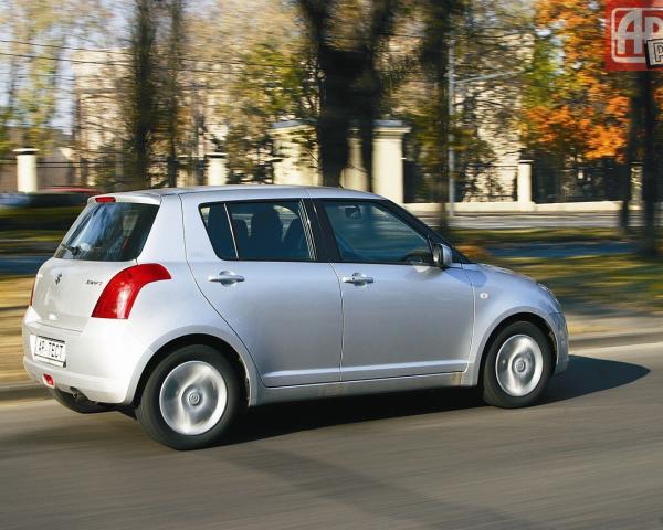 Фото Suzuki Swift III Хэтчбек 5 дв.