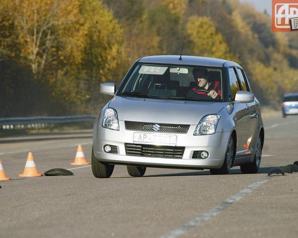 Фото Suzuki Swift III Хэтчбек 5 дв.