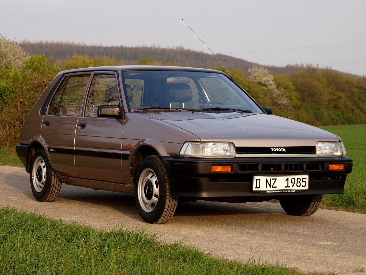 Фото Toyota Corolla V (E80)