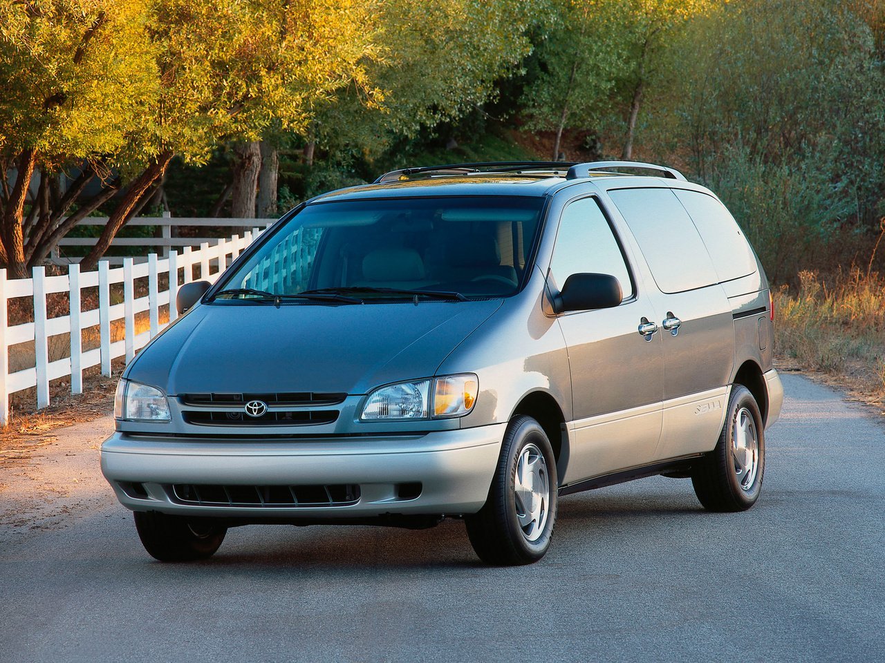 Фото Toyota Sienna I