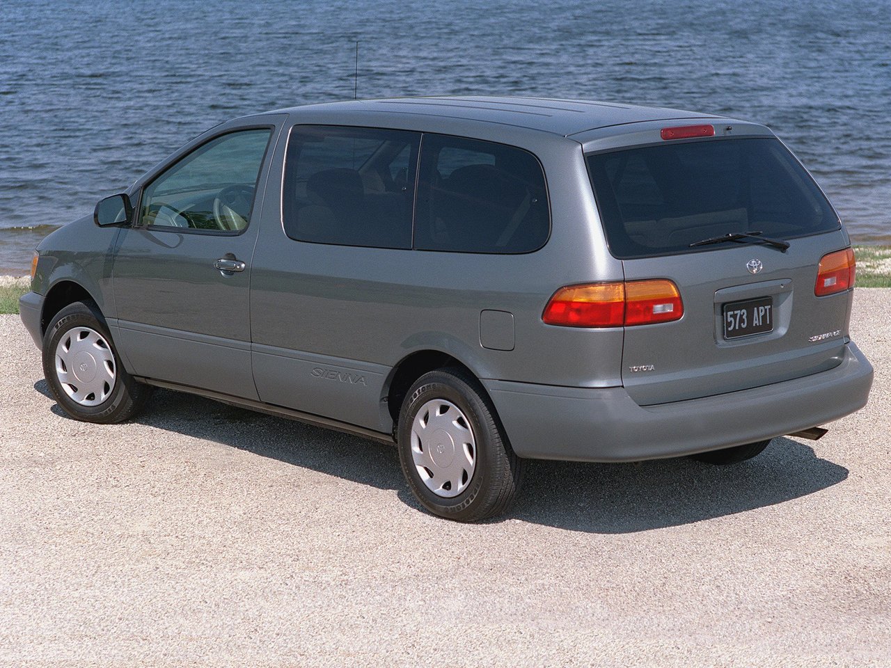 Фото Toyota Sienna I