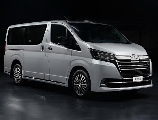 Сравнение Toyota HiAce и Toyota Voxy