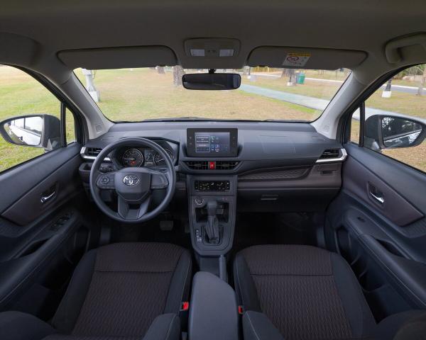 Фото Toyota Avanza III Минивэн