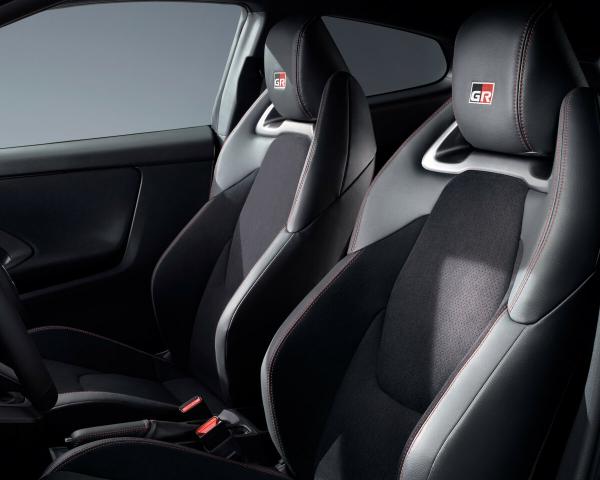 Фото Toyota Yaris IV Рестайлинг Хэтчбек 3 дв.