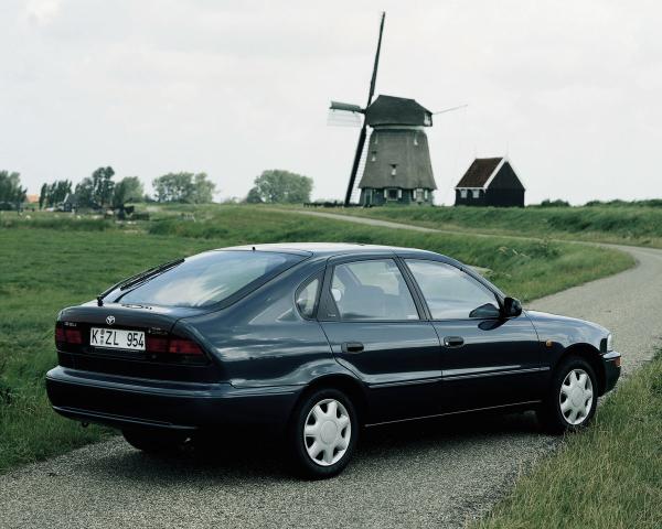 Фото Toyota Corolla VII (E100) Лифтбек Liftback