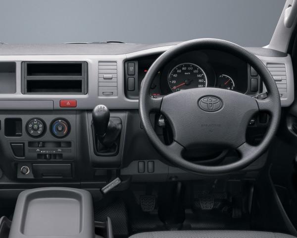 Фото Toyota HiAce H200 Минивэн