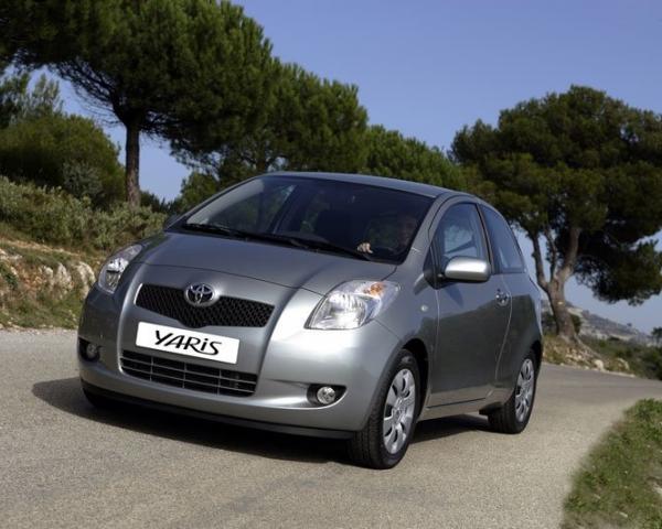 Фото Toyota Yaris II Хэтчбек 3 дв.