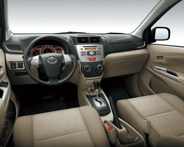 Фото Toyota Avanza II Минивэн