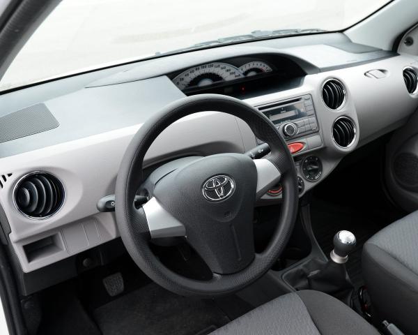 Фото Toyota Etios I Хэтчбек 5 дв.