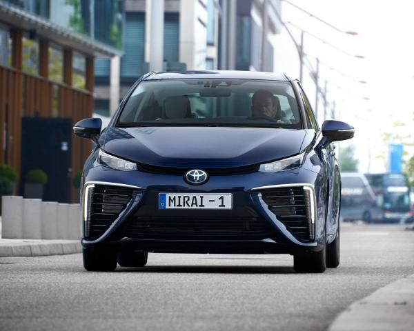 Фото Toyota Mirai I Седан