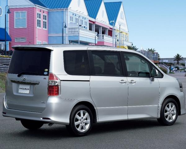 Фото Toyota Noah II (R70) Минивэн